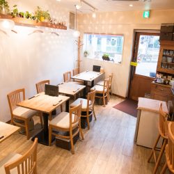 明るくウッディでカフェ風な店内