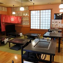 座敷もテーブル席も完備した店内