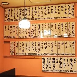 壁にずらりと貼られたメニュー