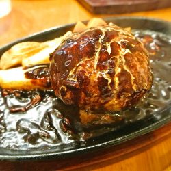 一番人気のブラックデミグラスソースハンバーグ
