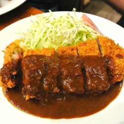 自慢のデミグラスソースで食すビーフカツレツ