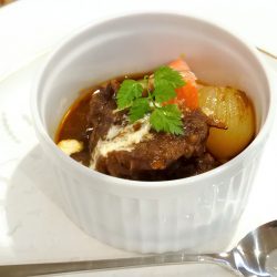 牛肉の赤ワイン煮込み