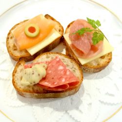 スモークサーモン、サラミ、生ハムの3種のカナッペも