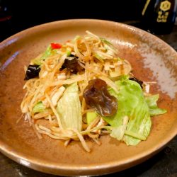 ボリューム満点、ラーメンサラダ