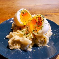 とろり玉子がたまらない肉屋のポテトサラダ