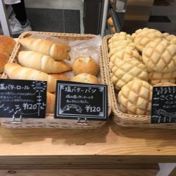 焼きたてパンが並ぶお店「ぜん」@熊野前。天然小麦と天然酵母使ってます。