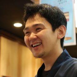 子どもたちに料理を振る舞う、吉まぐれ屋の林さん