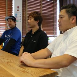 左から、理事長の向 祐哉（むこう ゆうや）さん、副理事長の秋田 博さん、副理事長兼事務局長の檜澤 大海（ひざわ ひろうみ）さん