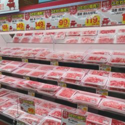 国内自社グループ工場で精肉