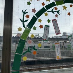 いくじ応援団　窓から電車