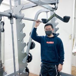 設置したばかりのトレーニング器具と中村俊幸氏