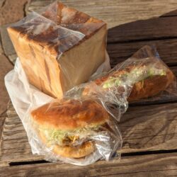 食パン、コロッケパン、サラダパンを購入