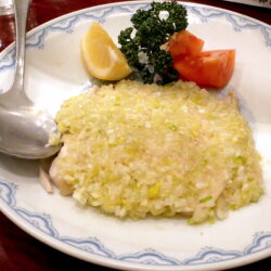 蒸し鶏のネギソースがけ