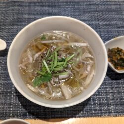 豚肉ともやし・サーサイの汁そば