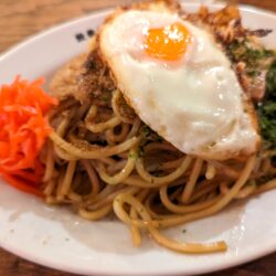 焼きそば目玉焼きトッピング
