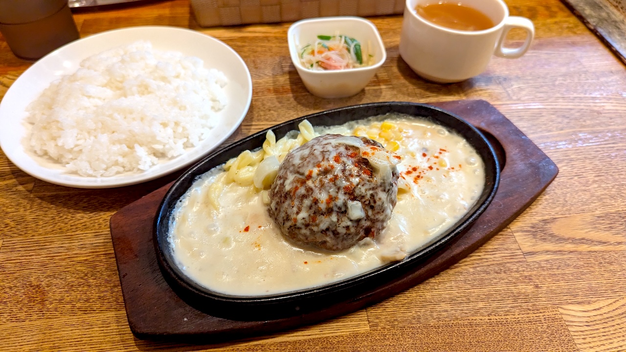 ホワイトソースハンバーグ