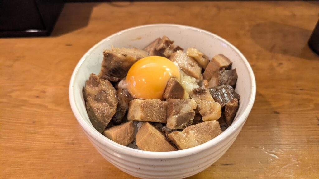 チャーシュー丼たまご付き