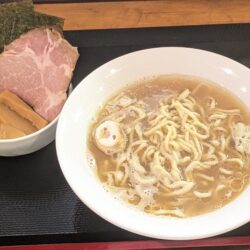 牛、豚、鶏を使ったワタリガニのスープ（塩）