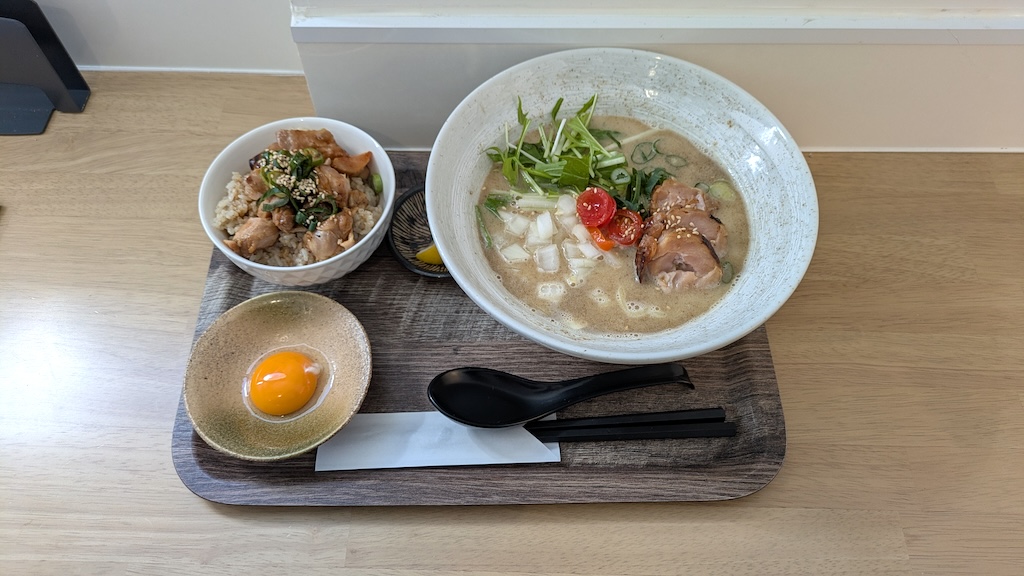 煮干し鶏白湯(塩) + 煮干しチャーシューご飯 + 卵黄