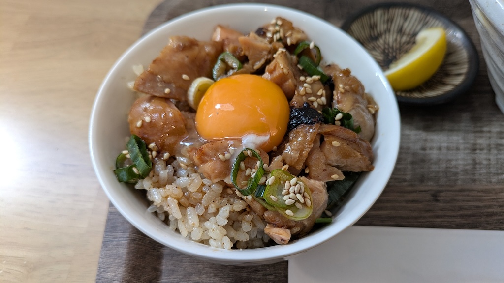 煮干しチャーシューご飯 + 卵黄