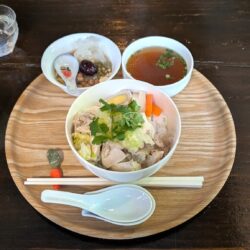葱油鶏肉飯+豆花+スープ