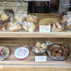 ふわふわパンと焼き菓子が並ぶ店頭