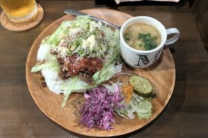 ちょい飲みもタコライスも楽しめるハンバーガー店、ヨコヨコバーガー@町屋