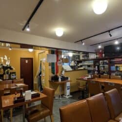 イタリアン & ビルマレストラン ナポリミャンマー店内