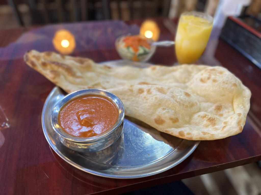 バターカレー、サラダ、マンゴーラッシー