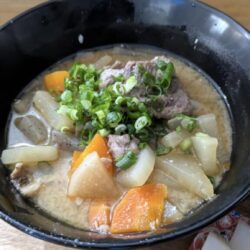 スペアリブと野菜のお味噌汁