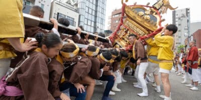 53歳記者が人生で初めて神輿を担いでみた。超初心者向け天王祭体験記 53歳記者が人生で初めて神輿を担いでみた。超初心者向け天王祭体験記