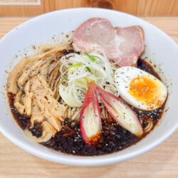 【荒川涼麺2025】今年の夏は黒！日暮里、古町めんの坊の冷やしブラックラーメンで夏を乗り切る