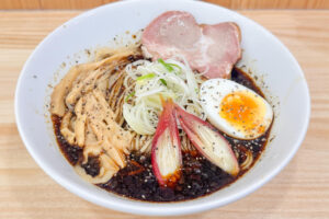 【荒川涼麺2025】今年の夏は黒！日暮里、古町めんの坊の冷やしブラックラーメンで夏を乗り切る
