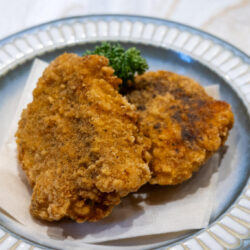 カリッと食感がクセになる！& BURGER.の骨付きチキンはビールのお供に最適