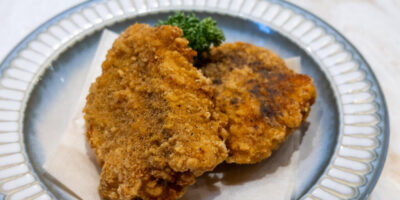 カリッと食感がクセになる！& BURGER.の骨付きチキンはビールのお供に最適