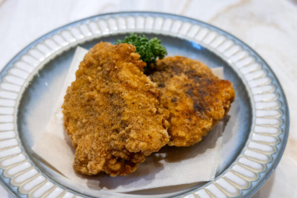 カリッと食感がクセになる！& BURGER.の骨付きチキンはビールのお供に最適