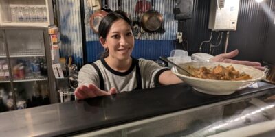 西尾久の肉処あっぱれがリニューアル! 肉と酒とおばんざいの店に 店長のりなさん