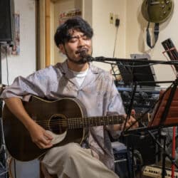 尾竹橋かじろうが紡ぐ、まちと人の歌――汐入まつり前夜祭＆都電貸切ライブも