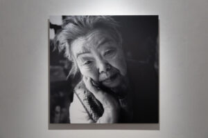 ギャラリーOGU MAGで開催中:落合由利子 写真展「絹ばあちゃんと90年の旅―幻の旧満州に生きて」 ギャラリーOGU MAGで開催中:落合由利子 写真展「絹ばあちゃんと90年の旅―幻の旧満州に生きて」