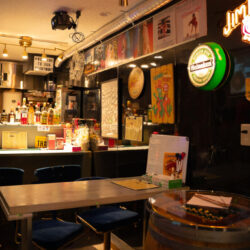 三ノ輪橋駅すぐ！古着とお酒を楽しめる「HOLIC HOUR」は大人の秘密基地だった