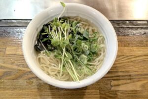町屋、広島てっぱんの店 ひなで発見！ お好み焼き屋の和風ラーメン