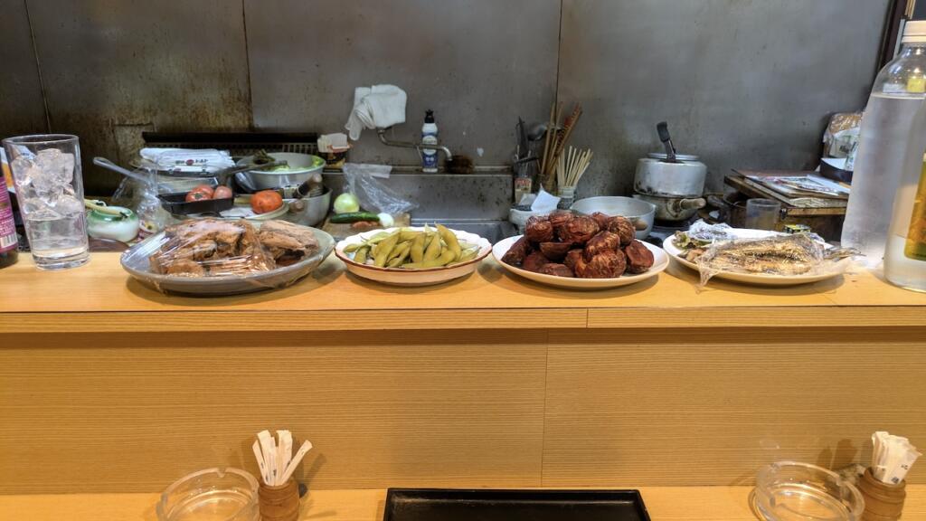 カウンターの大皿料理