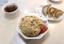 町屋で満腹! 中華喫茶 川ばた名物チャーハン&巨大餃子 チャーハンと餃子(3個)