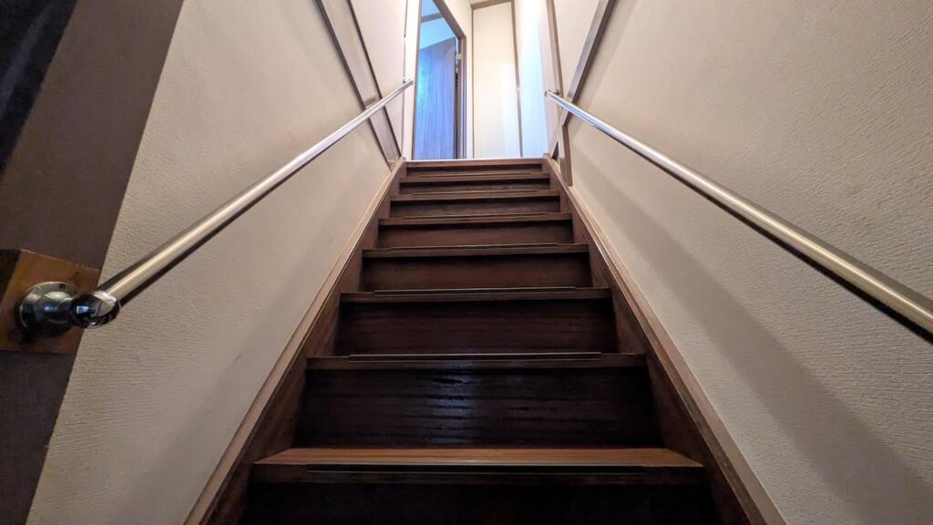 とある駅前の遊缶茶寮階段