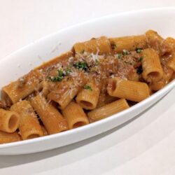 牛肉のラグーソース リガトーニ