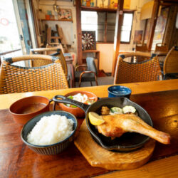 町屋 三角屋、土日祝にランチ営業開始！チキンレッグプレートを食べてきた