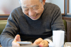 ITを駆使して病気を発見！ 進化を続ける93歳「スマホおじいちゃん」、水橋さんに会ってきた