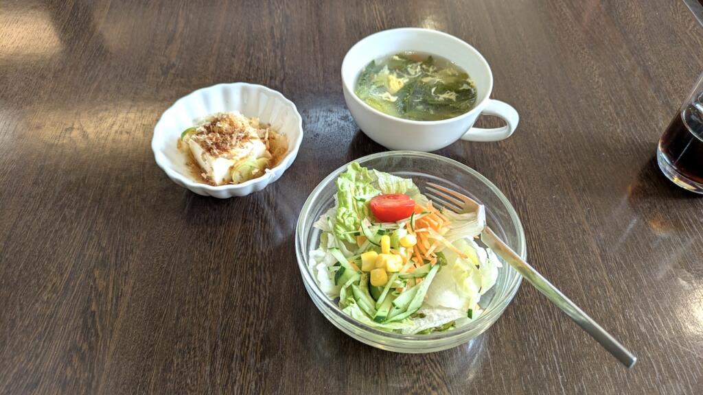 サラダ、スープ、小鉢