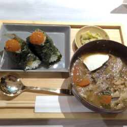 日暮里駅前のLuckyDoctor BAR&GOLFが農家の豚汁ランチを開始