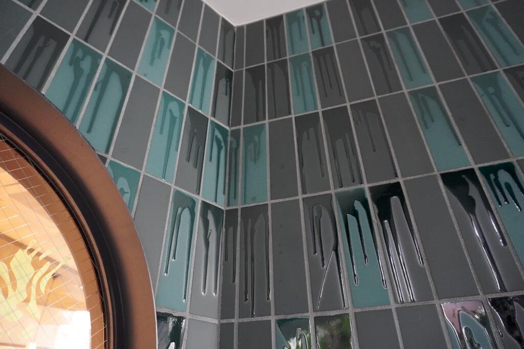 岐阜県の工房に特注した専用のタイル